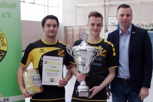 Nach der Pokalübergabe (v. l.): Danny Hähnel, David Hänig und KVF-Präsident Andreas Schramm.